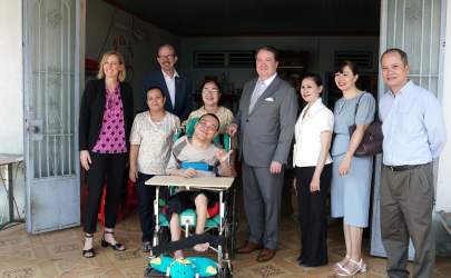 VNAH-DIRECT: US Ambassador Marc Knapper & Consul General Susan Burns visit Disability Program beneficiaries in Tay Ninh