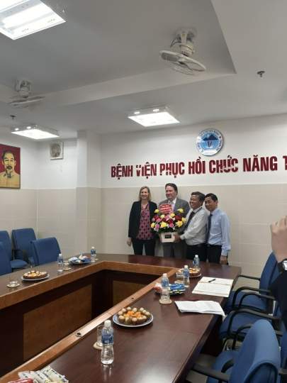 VNAH-DIRECT: US Ambassador Marc Knapper & Consul General Susan Burns meet with leaders of Tay Ninh DOH and Rehabilitation Hospital