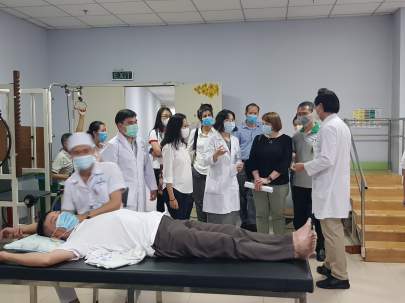 Ms. Ann Marie Yastistock, USAID/Vietnam Mission Director (Third from Right) visits a physical therapy department at the Dong Nai hospital in BIen Hoa city